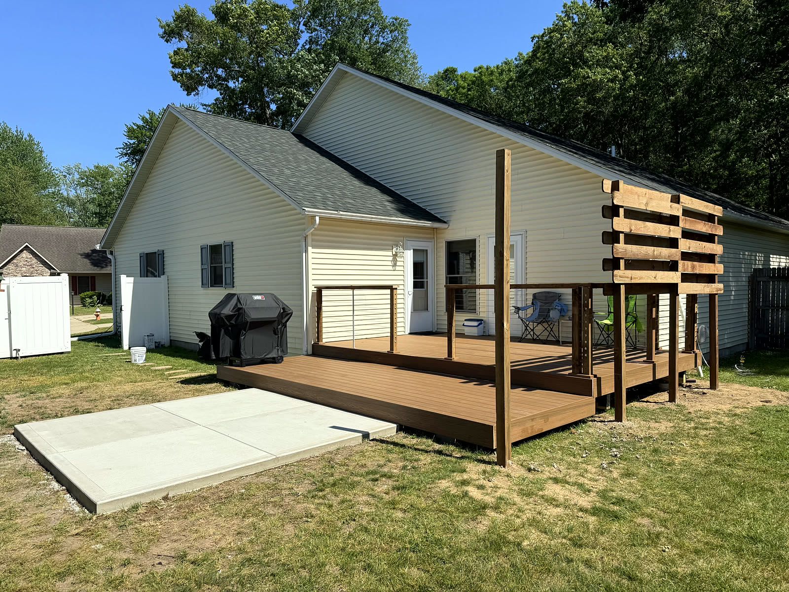 Finished deck with horizontal-slat privacy railing